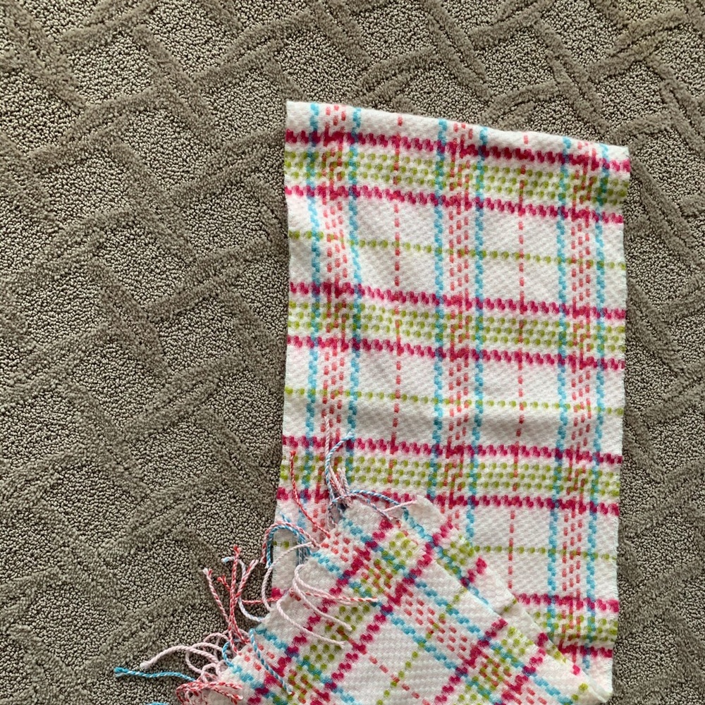 Soft and cuddly scarf in spring colors!